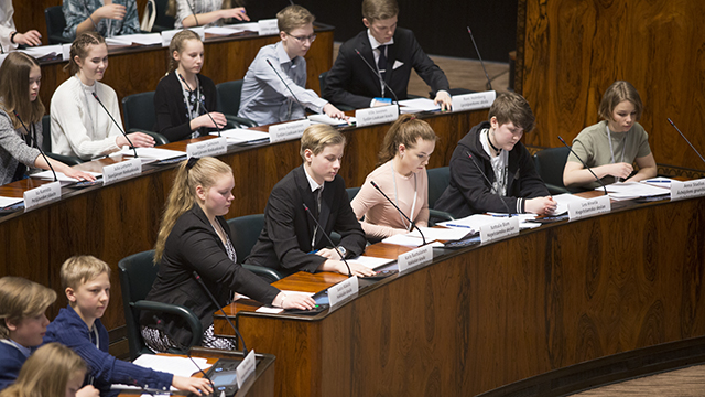 Nuorten parlamentin oppilasedustajia täysistuntosalissa.