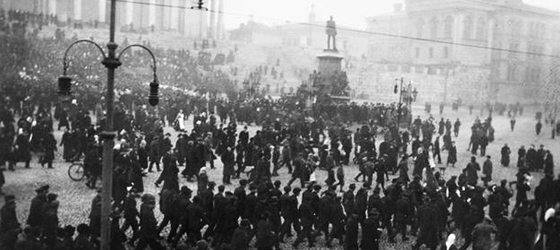 Työväen mielenosoitus Senaatintorilla kahdeksantuntisen työpäivän puolesta 1917.