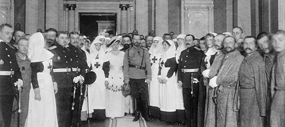 Keisari Nikolai II vierailulla sotasairaalana toimineessa Keisarillisessa palatsissa (nykyinen Presidentinlinna). Keskellä keisari Nikolai II vierellään rouva Sofia Ivanovna Seyn. Nikolai II:n oikealla puolella toisena kenraalikuvernööri Frans Albert Seyn.