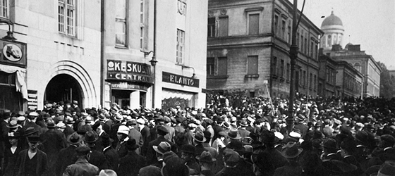​Eduskunnan hajottamisen vastainen mielenosoitus Hallituskadulla Helsingissä 28.9.1917.